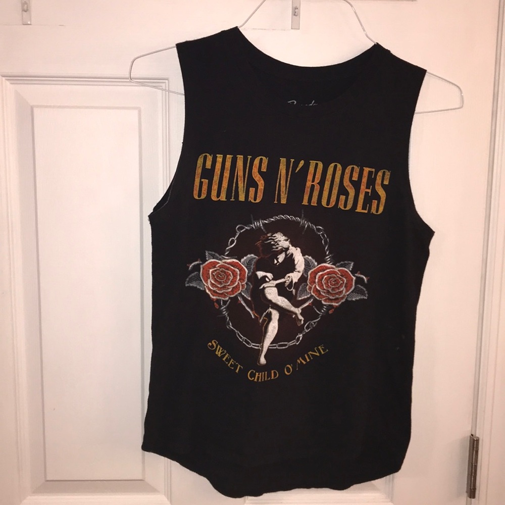 Black sleeveless Guns n’ Roses band tee